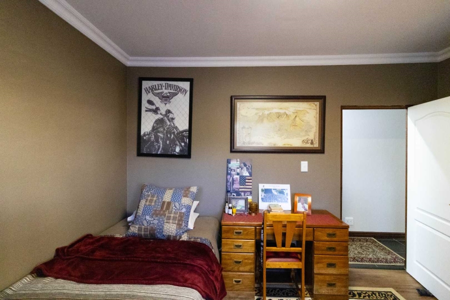 6 Bedroom Property for Sale in Sandbaai Western Cape